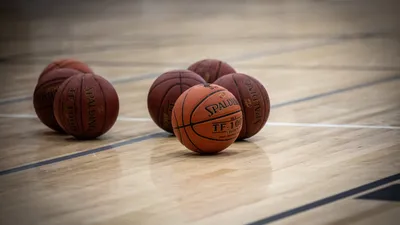 Обои для рабочего стола Баскетбольный мяч летит в кольцо фото - Раздел  обоев: Баскетбол (Спорт)