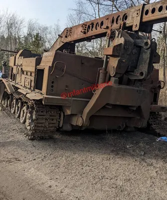 ⚡️ На в'їзді у місто Ніжин стоїть БАТ-2. Це військово-інженерна техніка,  яку ЗСУ поставили перед мостом, який згодом підірвали. Таким чином наші  військові намагалися відрізати шлях для російської армії, яка вже 24