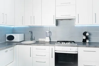 Белая глянцевая кухня в квартире. Минимализм в дизайне интерьера. |  Небольшие кухни, Маленькие белые кухни, Перепланировка кухни