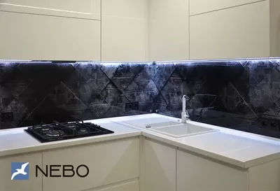 Белая кухня со скинали из закаленного стекла с черной и визуально рельефной  3D-плиткой в гранж стиле в Москве