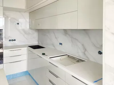 Скинали для белой кухни с изображением мрамора в Минске