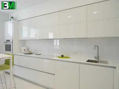белая глянцевая угловая кухня МДФ крашенный со скинали