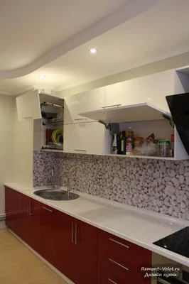 Кухня в современном стиле с красным низом и белым верхом
