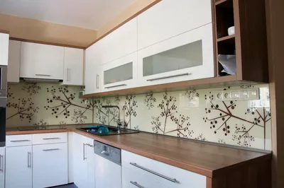 Кухни для вас — Красно-белая кухня с рисунком на прочном калёном стекле