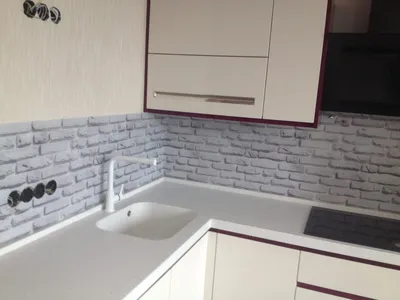 Угловая кухня цвета венге с фартуком с фотопечатью (7 фото)