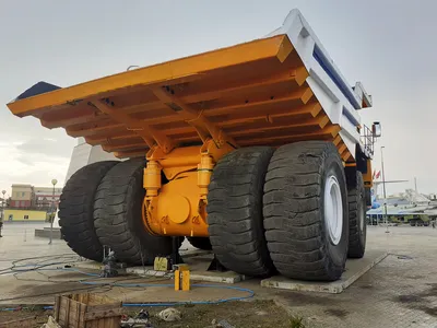 File:BelAZ-75214 truck in Russia.jpg - Wikipedia