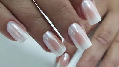 Белый градиентный дизайн ногтей с растительным декором (веточки)