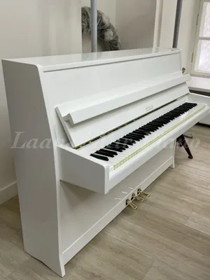 Белое пианино в белом интерьере. Роскошный интерьер . стоковое фото  ©deniskalinichenko 327267426