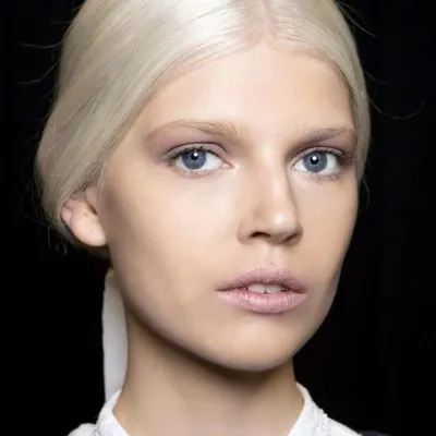Какие брови носить будем: белые, ассиметричные и натуральные - Красота -  WomanHit.ru