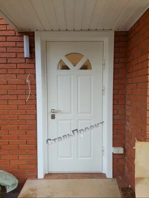 Белые двери со стеклом в интерьере - 74 фото