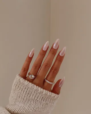 Белые ногти с блестки и серебряный дизайн кронес на белом фоне. Белый  блестящий чистка геля на круглых коротких ногтях. Стоковое Изображение -  изображение насчитывающей качество, крона: 203039381