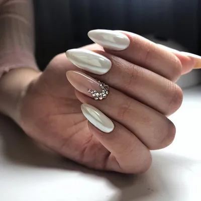 Праздничный белый дизайн ногтей с цветными блестками | Hot nail designs,  Nail designs, Hot nails