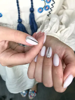 Бело розовый маникюр на коротких ногтях со стразами (ФОТО) - trendymode.ru