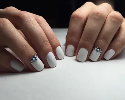 Мой любимый белый. Инкрустация стразами Swarovski. #vscobelarus #vscorussia  #follow #followme #manicure #nails #nail #nailswag #gel #geln… | Ногти,  Шеллак, Гель-лак