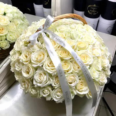 Букет из 101 белой розы в корзине по цене 14990 руб - купить в Москве с  доставкой