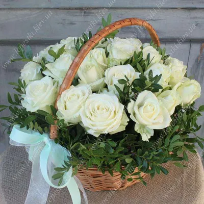 Ритуальная корзина из живых цветов 100 белых роз от 15 100 руб - купить по  выгодной цене в Москве