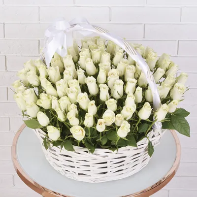 Белые розы в корзине стоковое фото. изображение насчитывающей завод -  83324878