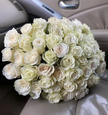Ритуальная корзина из живых цветов \"50 белых роз - ромашки - зелень\"–  купить в интернет-магазине, цена, заказ online