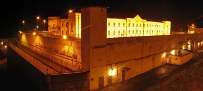 File:Тюрьма Белый лебедь ночью - panoramio.jpg - Wikimedia Commons