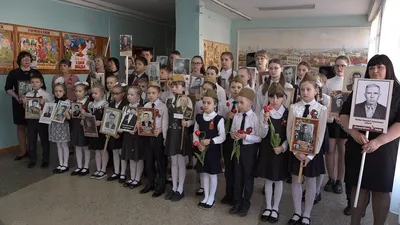 Как в Петербурге растят маленьких патриотов: «Бессмертный полк» в школьном  коридоре - KP.RU
