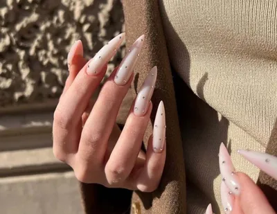 Маникюр с бантами и сердечками — самый нежный и милый дизайн ногтей на зиму  2024 | theGirl