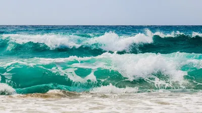бирюзовое море волнами и пеной Стоковое Фото - изображение насчитывающей  рисуночно, океан: 231909202