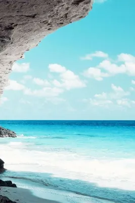Красивый Пляж И Тропические Бирюзовое Море С Лодкой. Фоне Моря Фотография,  картинки, изображения и сток-фотография без роялти. Image 58512424