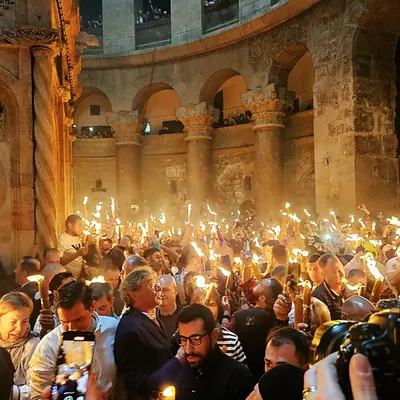 В Иерусалиме сошел благодатный огонь – Общество – Коммерсантъ