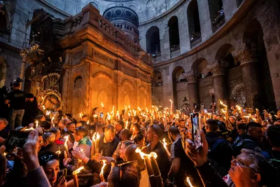 Благодатный огонь сошел в Храме Гроба Господня в Иерусалиме - Российская  газета