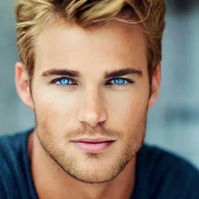 Красивый блондин с голубыми глазами» — создано в Шедевруме