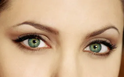 О чем говорит болотно-зеленый цвет глаз