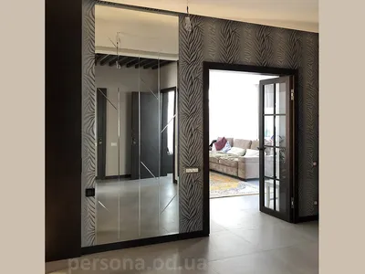 Большое зеркало на стене в коридоре на заказ в Одессе