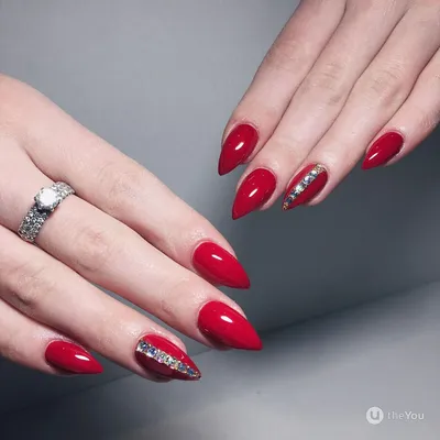 LAVANDA - 💅🏻Шикарный маникюр ярко-красного цвета со стразами формы ромба  💅🏻Камушки спользуются в процессе создания эффектного дизайна ногтей и  создают невероятный блеск и сияние 💅🏻Инкрустация стразами снова в моде  💅🏻Добавьте на каждый