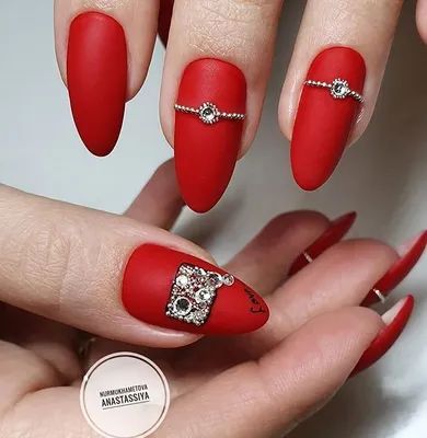 Красный маникюр со стразами и блестком - 20Nails