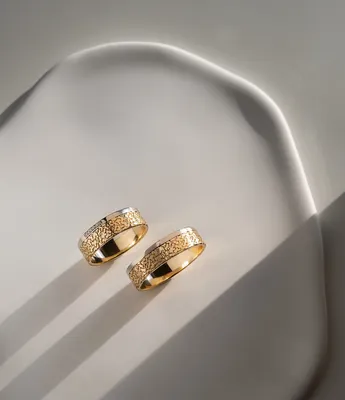 Красивые обручальные кольца с матовкой на заказ из белого и желтого золота,  серебра, платины или своего металла