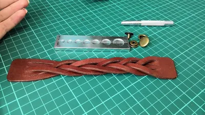 Работа с кожей. Браслет из натуральной кожи. Браслет косичка. Making a  Leather bracelet - YouTube