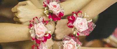 Браслеты для подружек невесты,цветочные браслеты бутоньерка цвет айвори 2  шт купить по выгодной цене в интернет-магазине OZON (954861620)