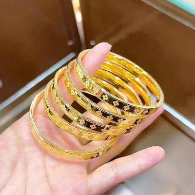Женский жесткий браслет из золота с фианитами-купить со скидкой в рассрочку  или кредит