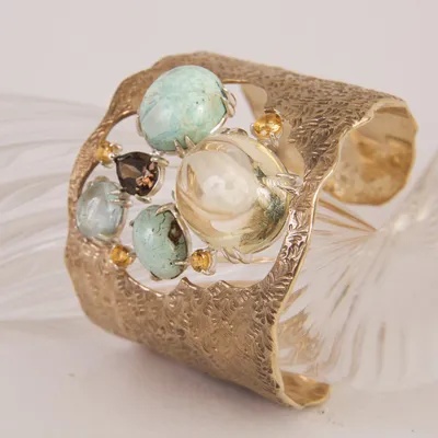 Стэйтмент-браслет с камнями Золотистый Ювелирный сплав, кристаллы купить в  интернет магазине Kalinka
