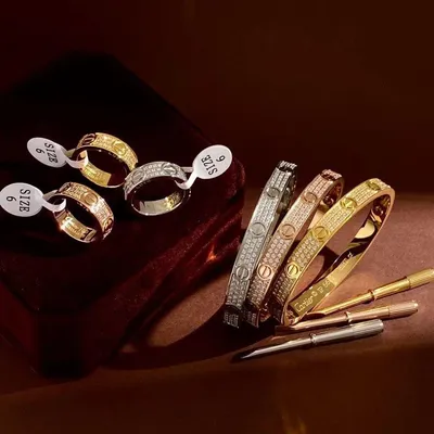 Браслет цепочка метал под золото с фирменными символами в брендовой  упаковке - купить с доставкой по выгодным ценам в интернет-магазине OZON  (875241278)