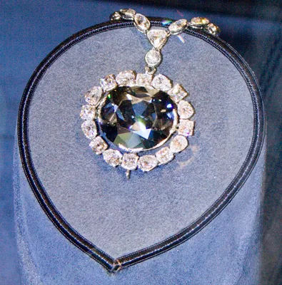 Существует ли алмаз «Сердце океана» из «Титаника»? 💎 ⠀ ⠀ Конечно, нет.  Такого крупного ярко-синего алмаза, ещё и правильной огранки в виде … |  Instagram