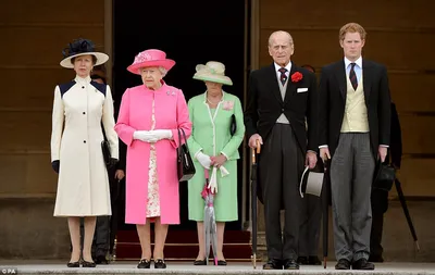 Фотофакт: британская королевская семья обнародовала официальные семейные  фото со свадьбы принца Гарри и Меган Маркл
