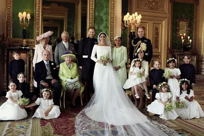 Фотофакт: британская королевская семья обнародовала официальные семейные  фото со свадьбы принца Гарри и Меган Маркл