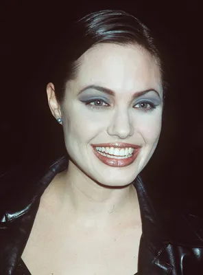 Исправили ошибки: макияж Джоли, Лопес и других голливудских красавиц из  1990-х и 2000-х годов и сейчас