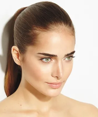 Тренд макияжа 2023 - прямые брови - демонстрируют Белла Хадид и Флоренс Пью  - Lifestyle 24