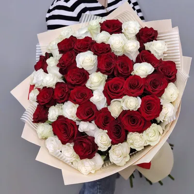 Букет из красных и белых роз Влюбленный взгляд - Доставкой цветов в Москве!  26867 товаров! Цены от 487 руб. Цветы Тут