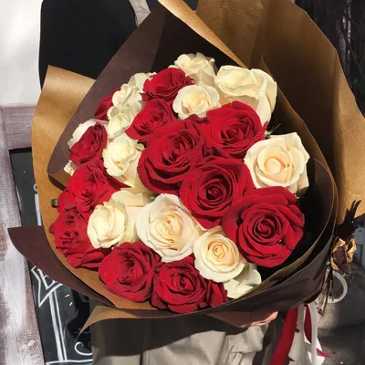 Купить Букет из 25 красных и белых роз (50 см) с доставкой в Омске -  магазин цветов Трава