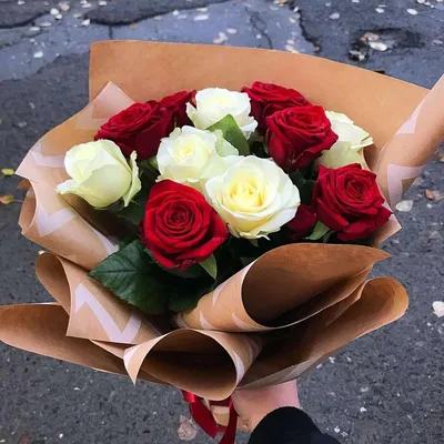 Букет \"Из красных и белых роз\" с доставкой в Москве — Фло-Алло.Ру, свежие  цветы с бесплатной доставкой