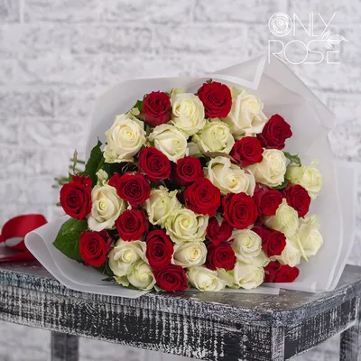 Букет красных и белых роз купить с доставкой в Москве | Заказать букет  цветов недорого