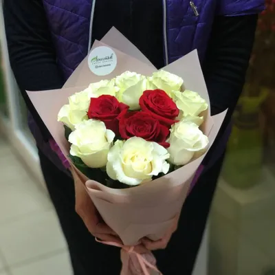 9 красных и белых роз - Доставкой цветов в Москве! 16710 товаров! Цены от  487 руб. Цветы Тут